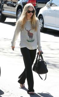 Amanda Seyfried feet photo thumbnail