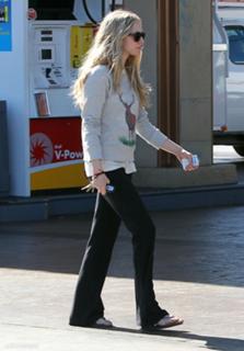 Amanda Seyfried feet photo thumbnail