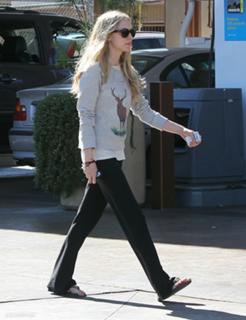 Amanda Seyfried feet photo thumbnail