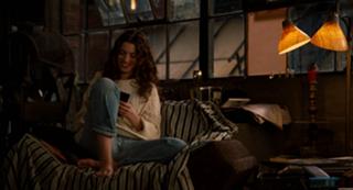 Anne Hathaway feet photo thumbnail