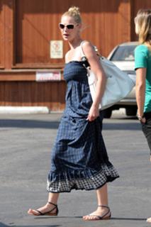 Katherine Heigl feet photo thumbnail