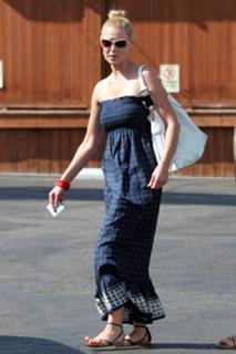 Katherine Heigl feet photo thumbnail