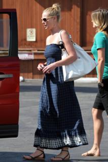 Katherine Heigl feet photo thumbnail