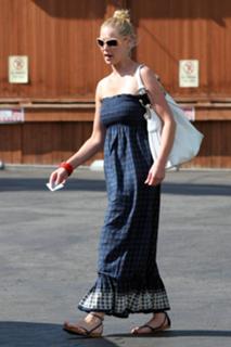 Katherine Heigl feet photo thumbnail