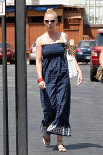 Katherine Heigl feet photo thumbnail