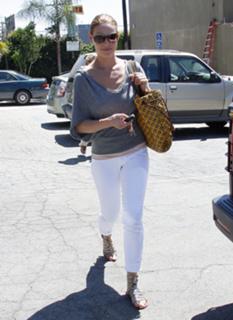 Katherine Heigl feet photo thumbnail