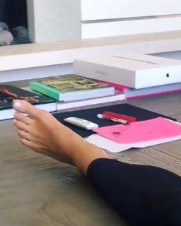 Nina Agdal feet photo thumbnail