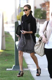 Jessica Alba feet photo thumbnail