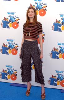 Anne Hathaway feet photo thumbnail