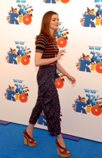 Anne Hathaway feet photo thumbnail