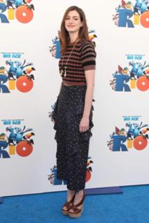 Anne Hathaway feet photo thumbnail