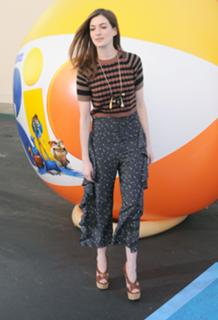 Anne Hathaway feet photo thumbnail