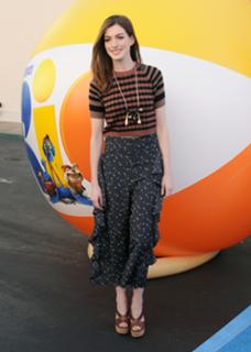 Anne Hathaway feet photo thumbnail