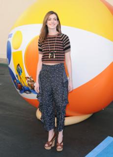 Anne Hathaway feet photo thumbnail