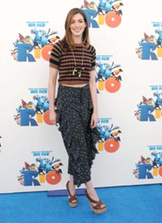 Anne Hathaway feet photo thumbnail