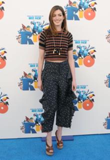 Anne Hathaway feet photo thumbnail