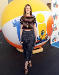 Anne Hathaway feet photo thumbnail