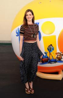 Anne Hathaway feet photo thumbnail