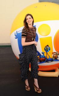 Anne Hathaway feet photo thumbnail