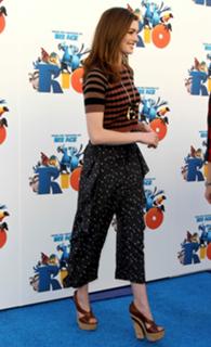 Anne Hathaway feet photo thumbnail