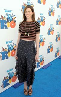 Anne Hathaway feet photo thumbnail