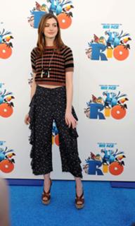 Anne Hathaway feet photo thumbnail