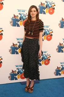 Anne Hathaway feet photo thumbnail