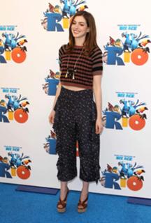Anne Hathaway feet photo thumbnail