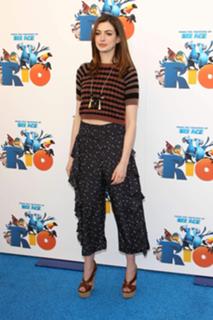 Anne Hathaway feet photo thumbnail