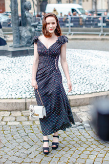 Rachel Brosnahan feet photo thumbnail