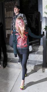 Avril Lavigne feet photo thumbnail