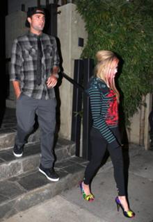 Avril Lavigne feet photo thumbnail