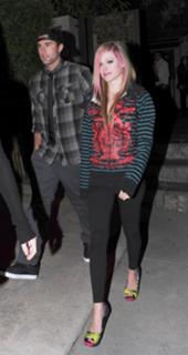 Avril Lavigne feet photo thumbnail