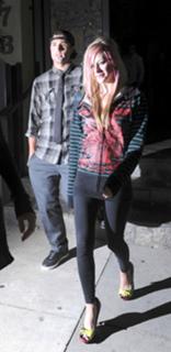 Avril Lavigne feet photo thumbnail