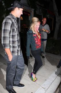 Avril Lavigne feet photo thumbnail