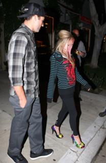 Avril Lavigne feet photo thumbnail