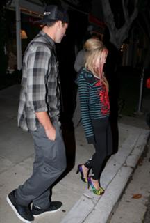 Avril Lavigne feet photo thumbnail
