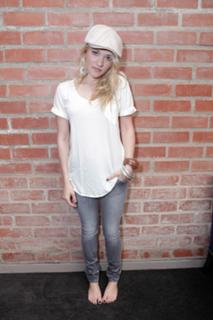 Emily Osment feet photo thumbnail