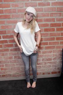 Emily Osment feet photo thumbnail