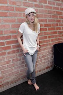 Emily Osment feet photo thumbnail