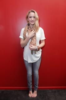 Emily Osment feet photo thumbnail