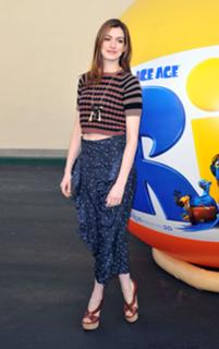 Anne Hathaway feet photo thumbnail