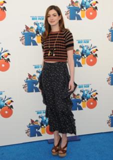 Anne Hathaway feet photo thumbnail