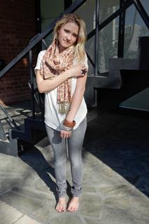 Emily Osment feet photo thumbnail