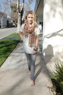 Emily Osment feet photo thumbnail