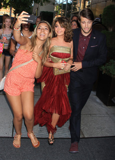 Sarah Hyland feet photo thumbnail