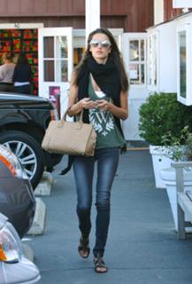 Alessandra Ambrosio feet photo thumbnail