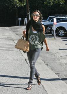 Alessandra Ambrosio feet photo thumbnail