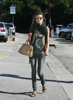 Alessandra Ambrosio feet photo thumbnail