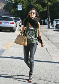 Alessandra Ambrosio feet photo thumbnail